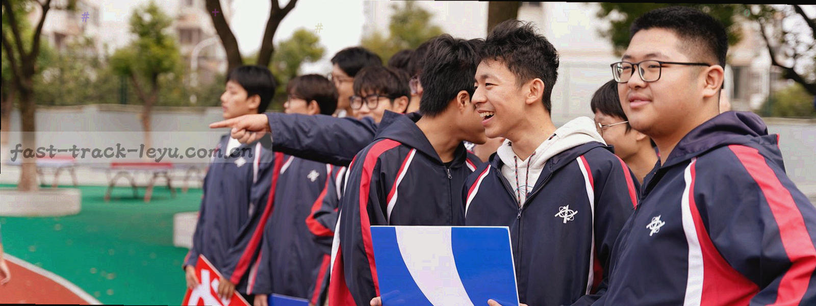 战术板线条与版本批次索引组成的宽幅图形，局部带赛场橙高光